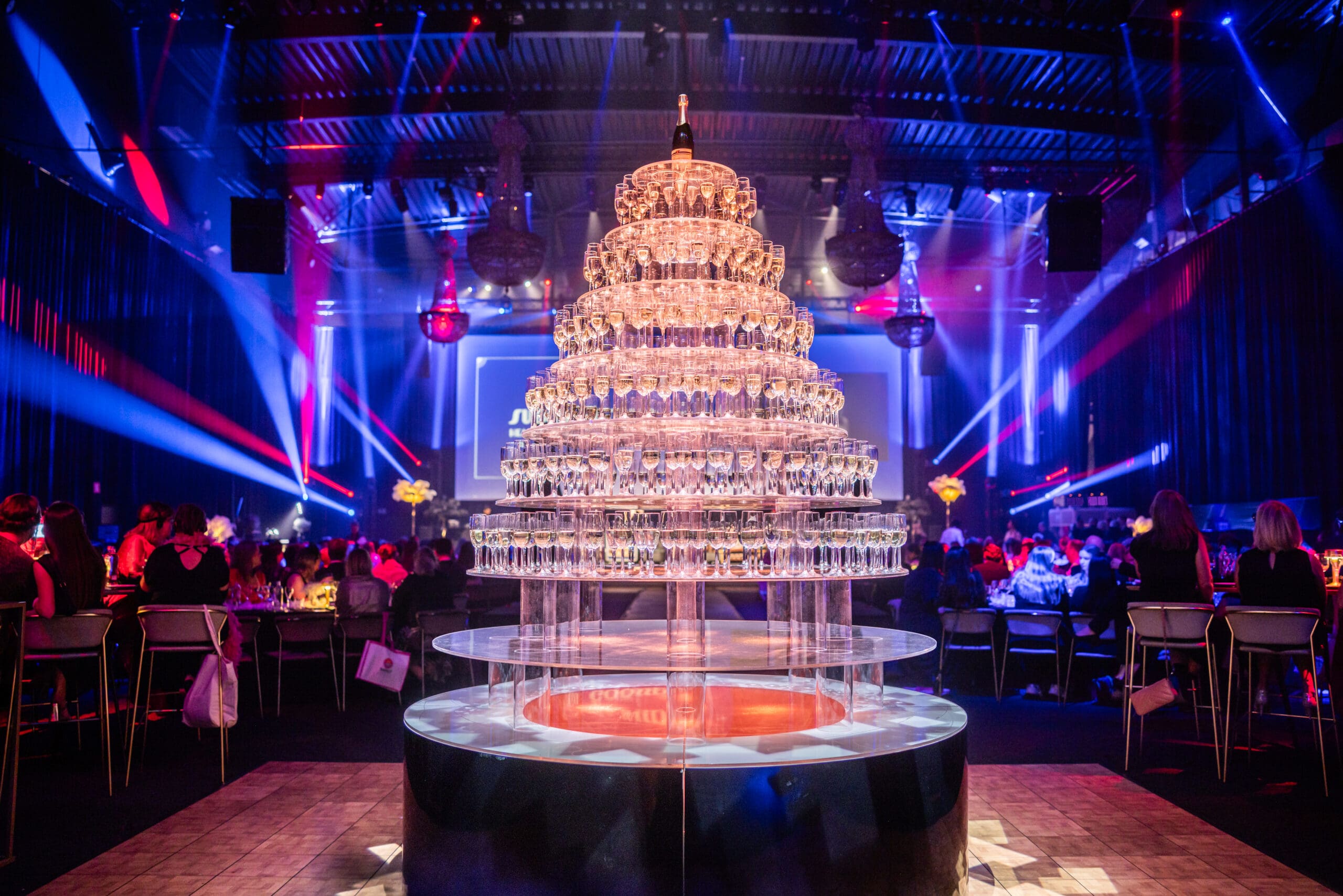 Een foto van een champagnetoren op een event
